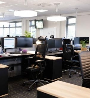 Bureaux vides, bilans sauvés : le pari gagnant du travail hybride !