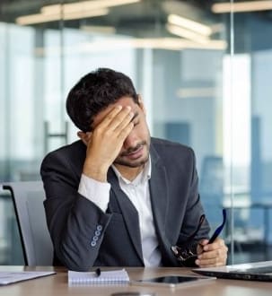 Salariés au travail : moins de stress, mais toujours pas heureux !