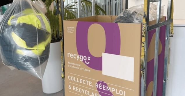La Poste crée la première filière française de recyclage de vêtements professionnels