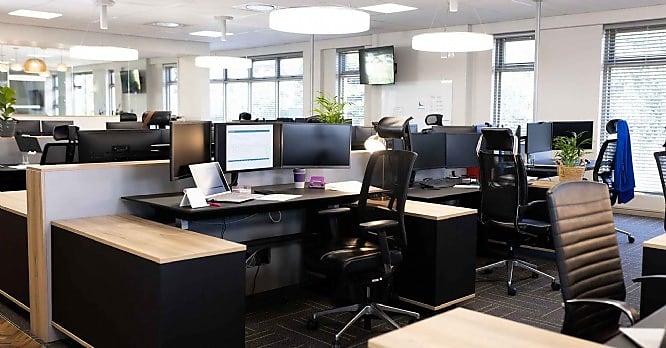 Bureaux vides, bilans sauvés : le pari gagnant du travail hybride !
