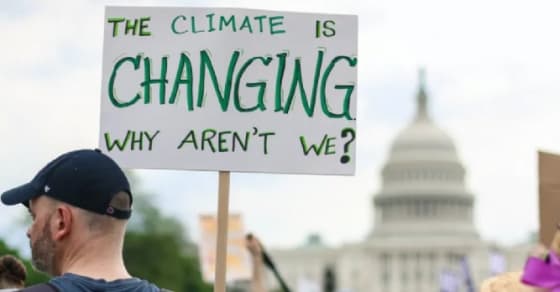 Manifestation en 2017 à Washington (États-Unis). On peut lire sur la pancarte : ' Le climat change. Pourquoi pas nous ? ' shutterstock