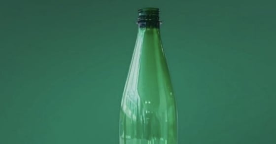 Perrier présente sa bouteille recyclée grâce à des enzymes