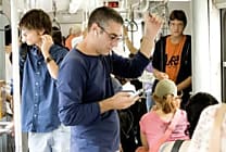 Les Français champions du smartphone dans les transports