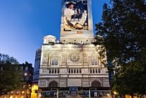 Levi's et l'agence OMD installent des affichages dépolluants à Paris