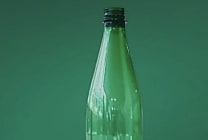 Perrier présente sa bouteille recyclée grâce à des enzymes