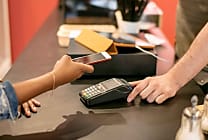 43 % des consommateurs règlent leurs courses avec leur portable