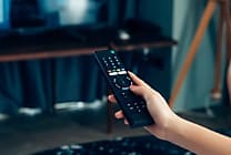 La télévision, source d'information des moins de 30 ans