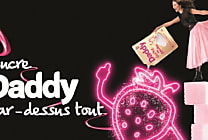 Daddy met le paquet pour sucrer le plastique de ses emballages