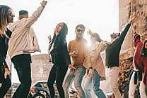 Les 18-25 ans, optimistes et engagés