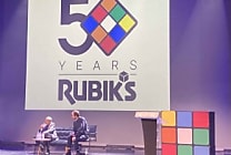 Le Rubik's Cube a 50 ans... et toutes ses dents !