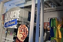Extrême fait goûter ses nouvelles glaces dans une... laverie !