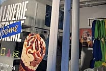 Extrême fait goûter ses nouvelles glaces dans une... laverie !