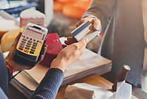 Un paiement en espèces, ou en CB