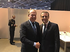 John Chambers et Emmanuel Macron lors de Vivatech, la semaine dernière.