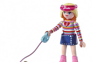 Barbie chausse ses rollers chez Playmobil