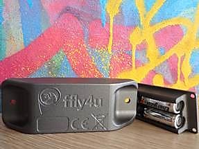 Un tracker Ffly4U tel qu'il va être posé sur une palette de transport afin que celle-ci puisse être suivie via le réseau Sigfox.