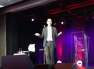 Peter Schoonjans, directeur de l'infrastructure IT d'Airbus était sur la scène du Red Hat Summit 2016 afin d'expliquer la stratégie du groupe vis-à-vis de l'Open Source, une stratégie qui va désormais bien au-delà de Linux.