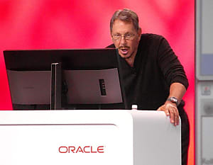 Lunettes chaussées et manches relevées, Larry Ellison est prêt pour la démo