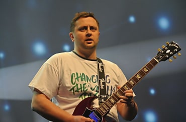 Octave Klaba à la guitare, lors du OVH Summit de 2016.