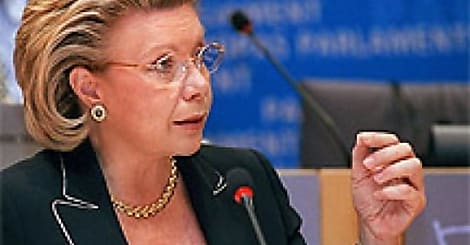 ITW de Viviane Reding (suite) : 'Nous voulons encore faire baisser les tarifs de gros dans le mobile'