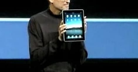 Steve Jobs caracole en lançant l'iPad, la 'tablet' à tout faire...