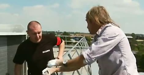 Le spiderman français à l'ascension de la tour OVH