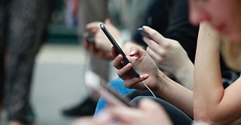 iAdvize acquiert Aploze pour se lancer dans le live shopping