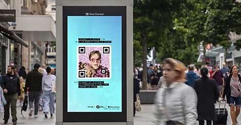 La fondation Elton John AIDS s'affiche en DOOH avec des QR Codes LGBT
