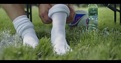 20 ans après Zidane, Antoine Dupont rejoue la mythique pub Volvic
