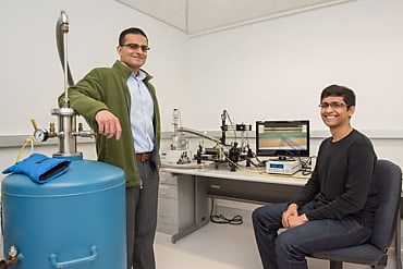 Le professeur Ali Javey et son élève doctorant Sujay Desai du Berkeley Lab (Credit: Marilyn Chung/Berkeley Lab)