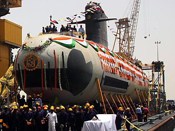 Le premier sous-marin Scorpene indien sort de son hall de construction, en avril 2015. © Indian Navy