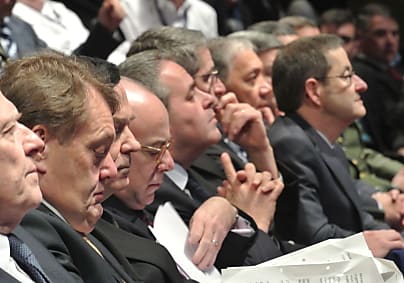 Bernard Cazeneuve relisant son discours. Au fond, le préfet Jean-Yves Latournerie.