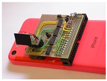 Le hack nécessite d'écouter les communications Nand de l'iPhone.