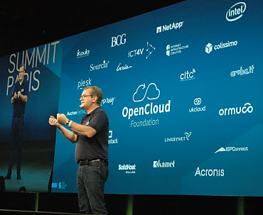 Laurent Allard, vice-président en charge de la stratégie, annonce l'initiative Open Cloud Foundation.
