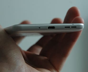 Interface micro USB classique pour ce milieu de gamme