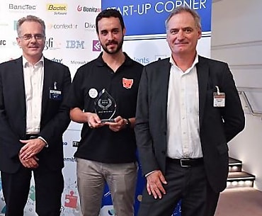 Sylvain Tillon, de Tilkee, entouré de Laurent Calot (président du CXP) et Patrick Héreng (président du jury).