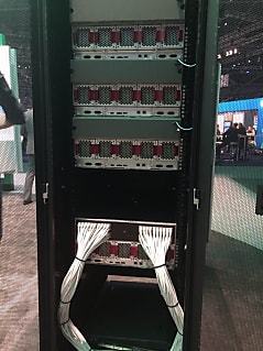 Il suffira de 2 liens fibres pour remplacer le câblage Ethernet ci-dessous.