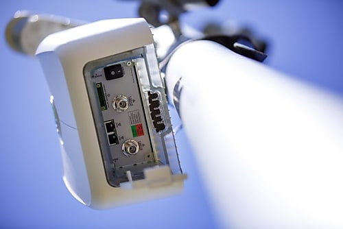 L'interface du module d'accès radio avec les connexions électriques, données et antennes.