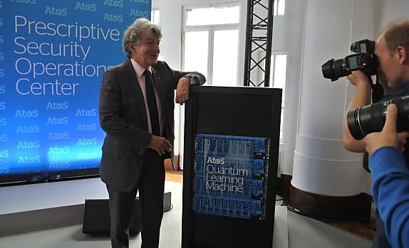 Thierry Breton devant la Quantum Learning Machine.