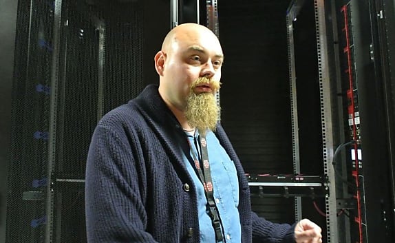 Matthieu Blumberg, devant les racks de serveurs dans le datacenter Equinix de Pantin.