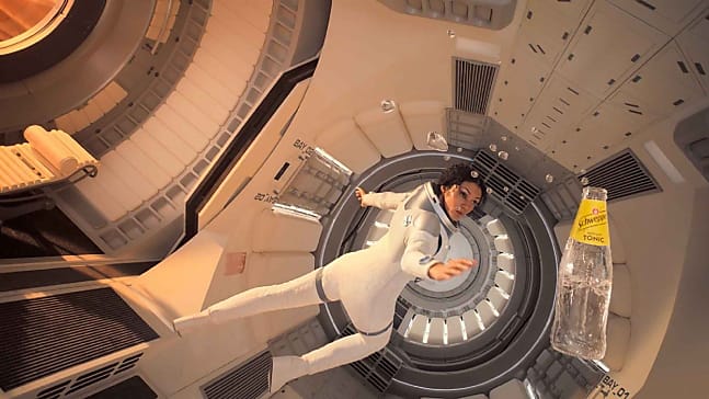 La campagne suit Ava, une astronaute en mission vers Mars. Alors que le monde retient son souffle en attendant son premier pas sur la planète rouge, elle choisit de s'arrêter, d'ouvrir un Schweppes, et de profiter de l'instant. Un geste contre toutes