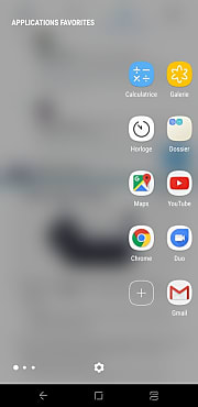 Un onglet accessible sur la droite ouvre l'accès à des sous menu d'applications, de contacts, services, etc., préférés.