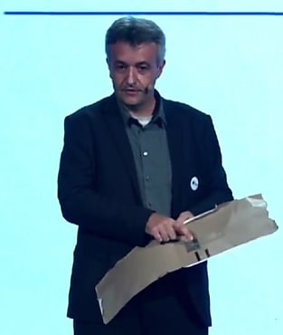 Christophe Fourtet, directeur scientifique de Sigfox, démontre comment un composant radio de quelques centimes peut servir d'accusé-réception d'un courrier.