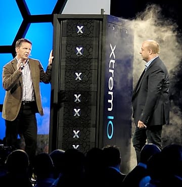 Guy Churchward (président Core Technologies Division chez EMC) et Jremy Burton (président Produits chez EMC) font fumer les performances de l'XtremIO 4.0.