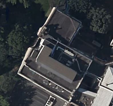 Cette installation en forme de L au sommet de l'Ambassade des Etats-Unis à Paris abriterait une station d'écoute.