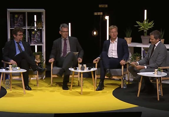 De gauche à droite : Henri Verdier, Olivier Onidi, Cyril Dujardin et l'animateur de la table ronde