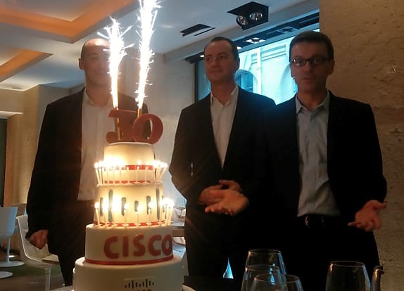 De gauche à droite : Christophe Labro (directeur Cloud Service), Bruno Caille (Solutions de Collaboration) et Eric Greffier (Business Solutions & Expertise) fêtent les 30 ans de Cisco.