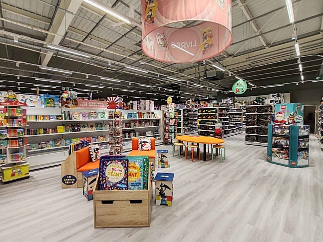 Un corner dédié à la lecture a été mis en place dans la nouvelle expérience magasin.