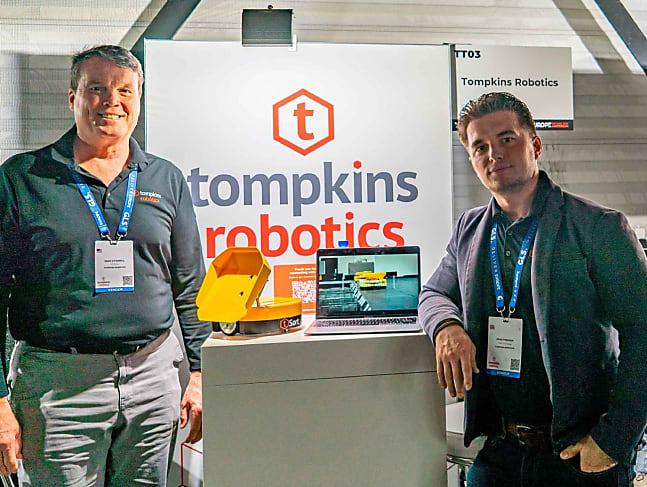 À droite, Ryan Finnigan, Responsable du marché Européen de Tompkins Robotics
