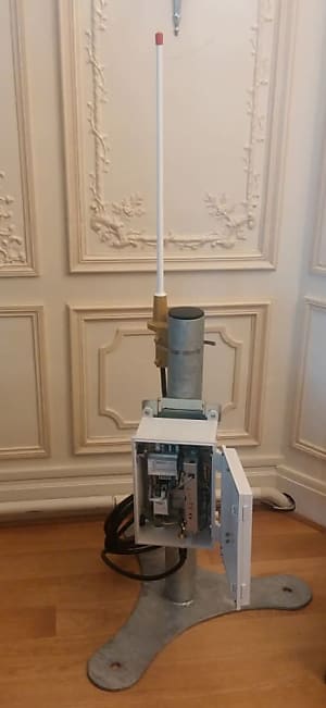 Une antenne Lora qui se raccorde au réseau filaire ou 4G de Bouygues Telecom.